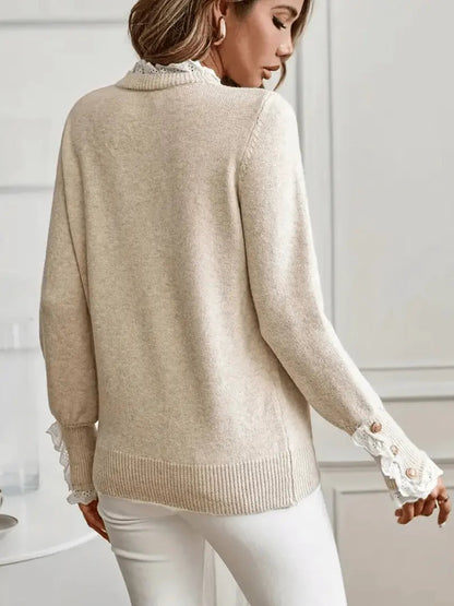 Maya - Genser med klassisk passform med volang i halsen og dekorative knapper