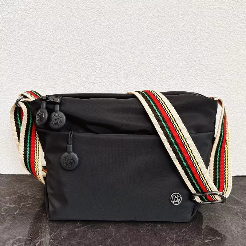 Brooklyn – Skulderveske med justerbare stropper og glidelåslommer