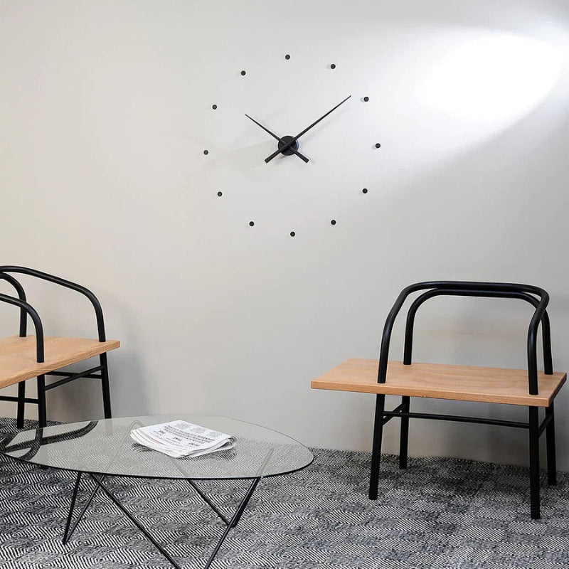 TimeAura – Moderne veggklokke med lange visere for dekor
