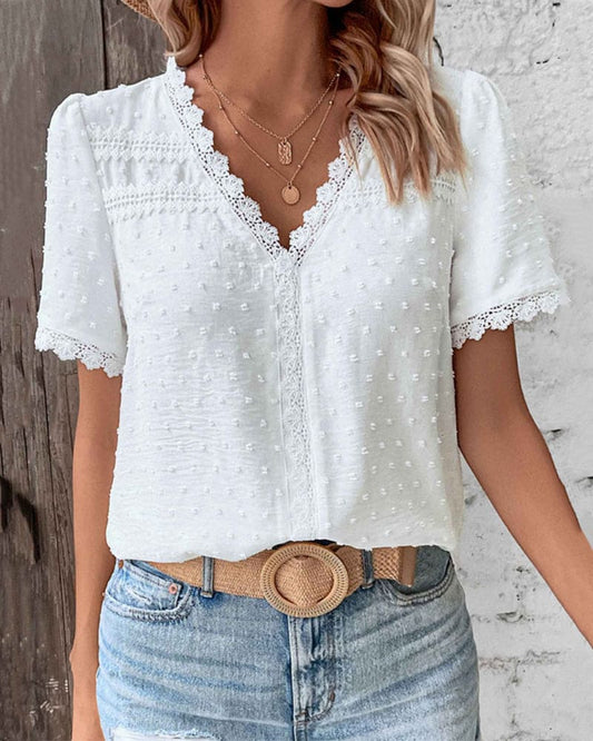 Lena – Elegant bluse med V-hals med korte ermer og avslappet passform