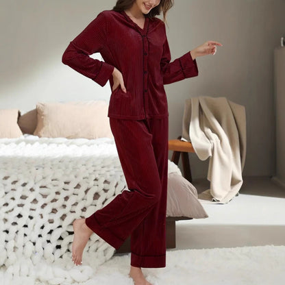 Elodie – Moderne pyjamassett med skjortetopp med V-hals og vidde bukser med elastisk midje