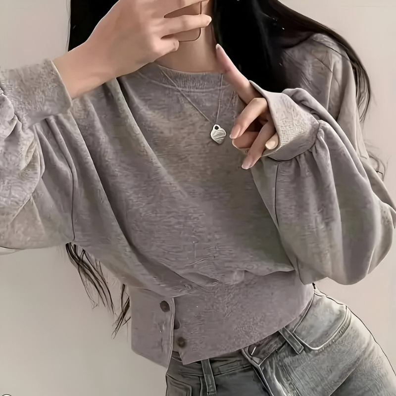 Nora – Bluse med rund hals, lange ermer og knappdetaljer