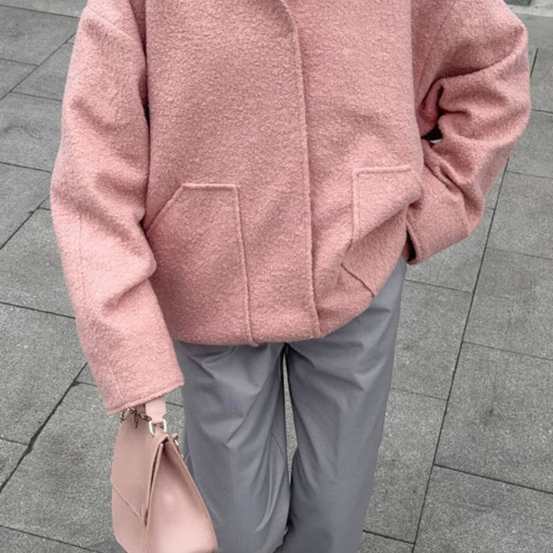 Laura – Kort Fleece Kåpe med Knapper på Lommelykkekrage og Lange Ermer