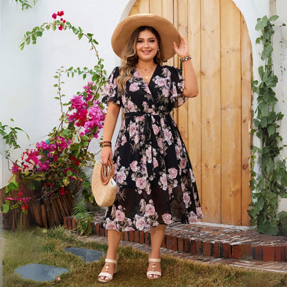 Anneliese - Plus size blomstrete midikjole med sommerfuglermer og belte
