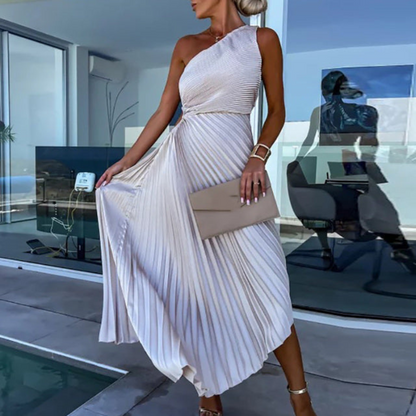 Erika – Ermeløs ettskuldret plissett kjole