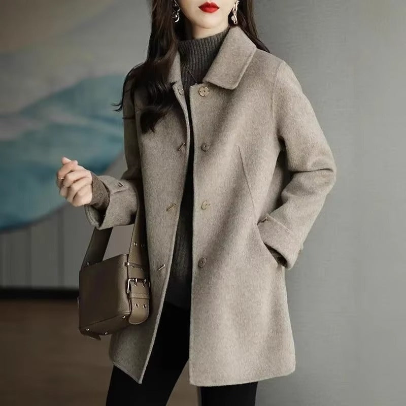 Nora – Langermet Kåpe med Knappelukking og Brettet Krage