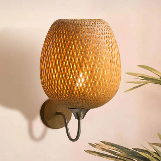 LatticeLumen - Håndlaget vegglampe for sofistikert romatmosfære