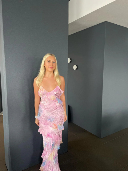 Isla – Gulvlengde kjole med flagrende skjørt og innsvinget midje