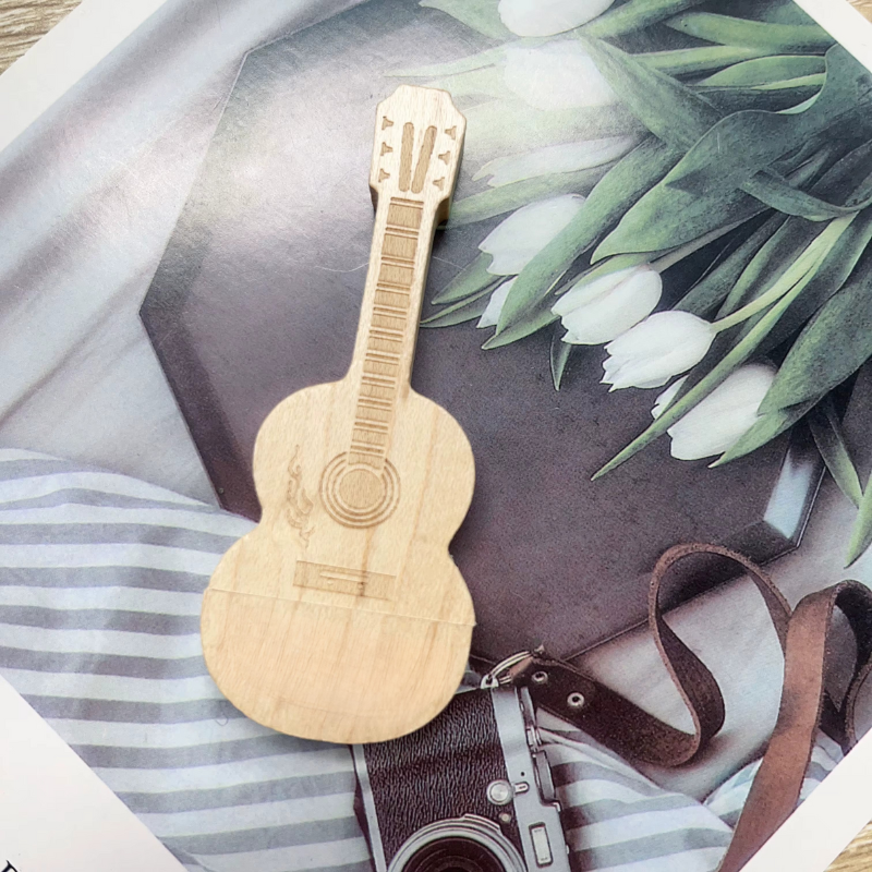 StrumDrive – USB-minne i treformet gitar