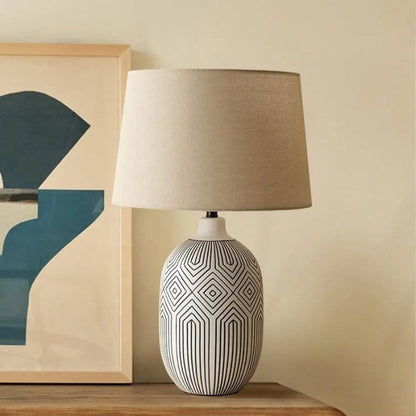 GlowNest – LED Bordlampe med Dekorativ Fot for Innendørsbruk