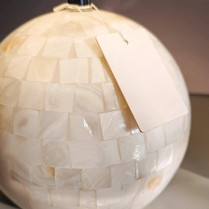 LumiShell – LED Bordlampe med Skalainspirert Design for Innendørsbelysning