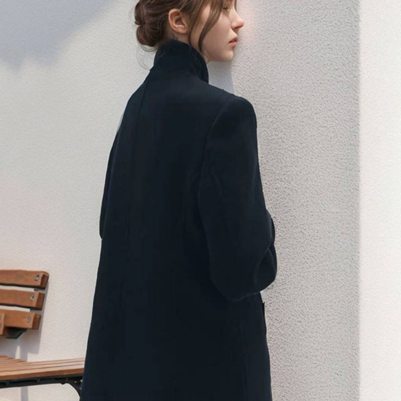 Eline – Langermet dobbeltspent kåpe med lommer og ståkrage