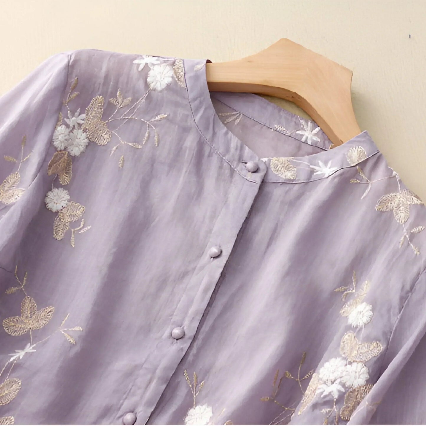 Monica - Brodert bluse med flytende passform og trekvart ermer