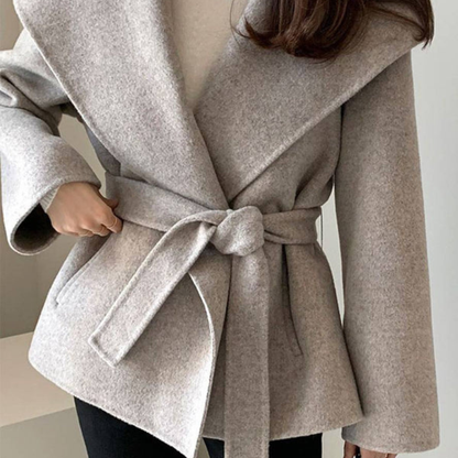 Malin – Mellomlang omslagskåpe med belte i livet og lange ermer