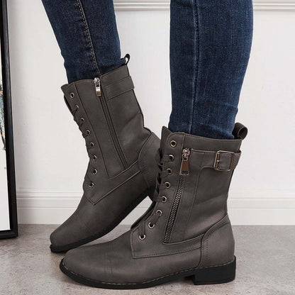 Eva - Lette støvler med glidelås på siden og spennedetalj