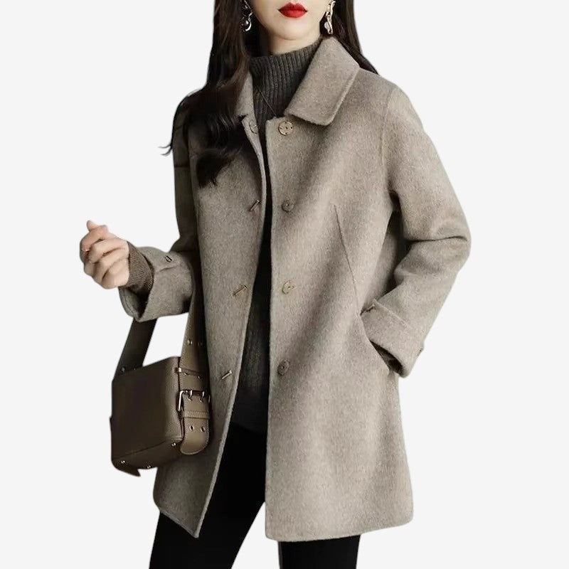 Nora – Langermet Kåpe med Knappelukking og Brettet Krage