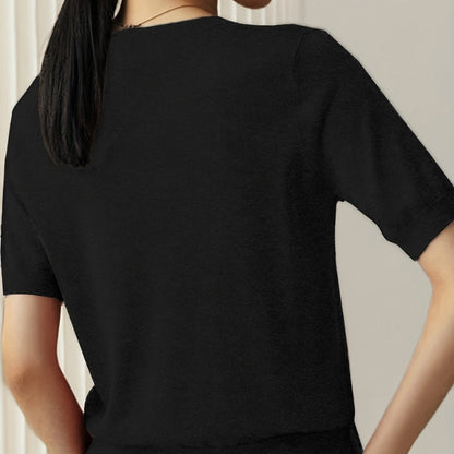 Isla – Kortermet T-skjorte med Rund Hals og Ribbestrikket Kant