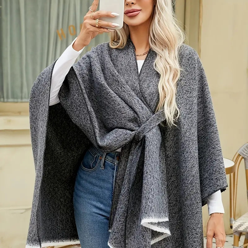 Jessica – Poncho med Skulderinnpakning og Dusker