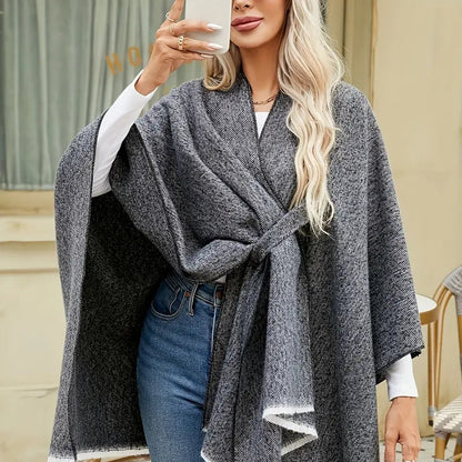 Jessica – Poncho med Skulderinnpakning og Dusker