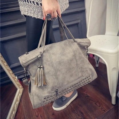 Jessica – Håndveske med flere glidelåslommer og justerbar stropp