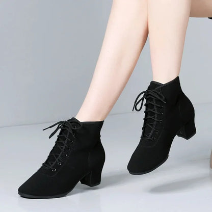 Natalie – Stilige ankelstøvletter med snørelukking og lav blokkhæl