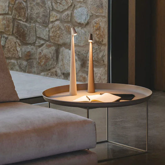LumaRay – Moderne bordlampe med justerbart hode for allsidig belysning