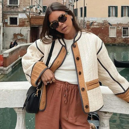 Isabella - Stilig Kort Pufferjakke med Fargeblokker og Vintage Quiltemønster