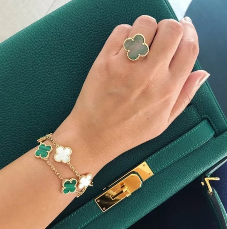 LuckyCharm - Gyllent kløverbladsarmbånd for lykke og eleganse