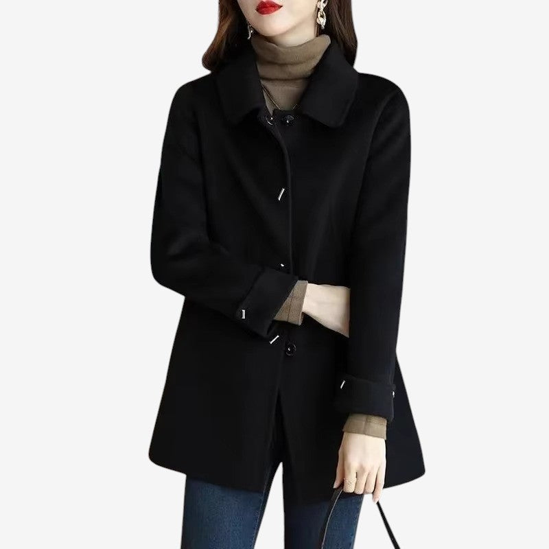 Nora – Langermet Kåpe med Knappelukking og Brettet Krage