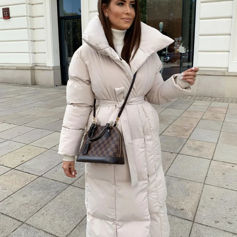 Clara – Kåpe med lange ermer, midjebelte og ståkrage