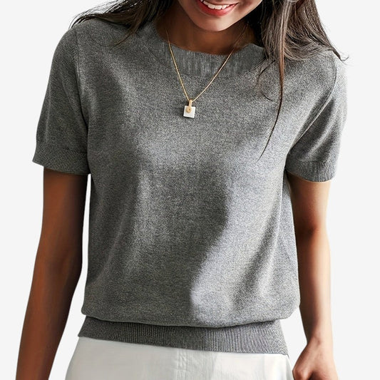 Isla – Kortermet T-skjorte med Rund Hals og Ribbestrikket Kant