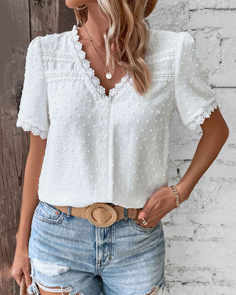Lena – Elegant bluse med V-hals med korte ermer og avslappet passform