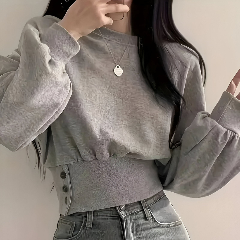 Nora – Bluse med rund hals, lange ermer og knappdetaljer