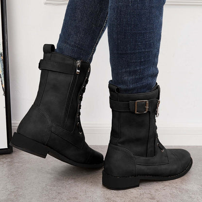 Eva - Lette støvler med glidelås på siden og spennedetalj