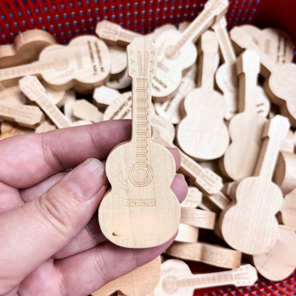 StrumDrive – USB-minne i treformet gitar