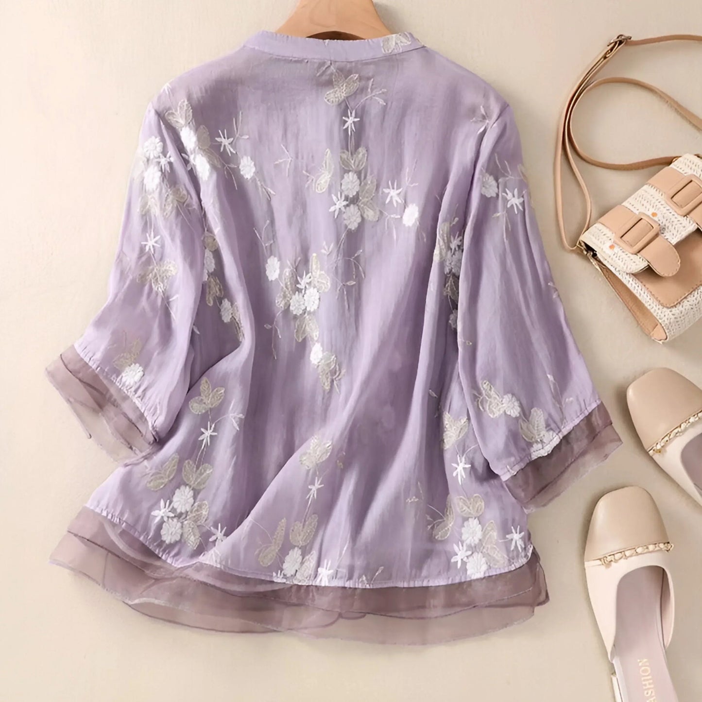 Monica - Brodert bluse med flytende passform og trekvart ermer