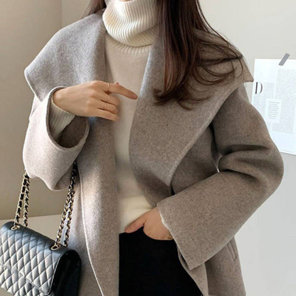 Malin – Mellomlang omslagskåpe med belte i livet og lange ermer