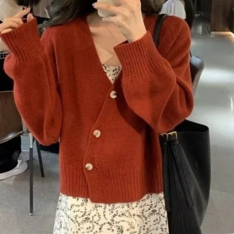 Eva – Cardigan med V-hals lange ermer og knapper foran