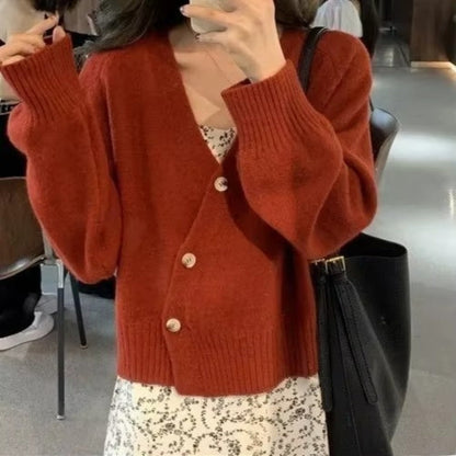 Eva – Cardigan med V-hals lange ermer og knapper foran