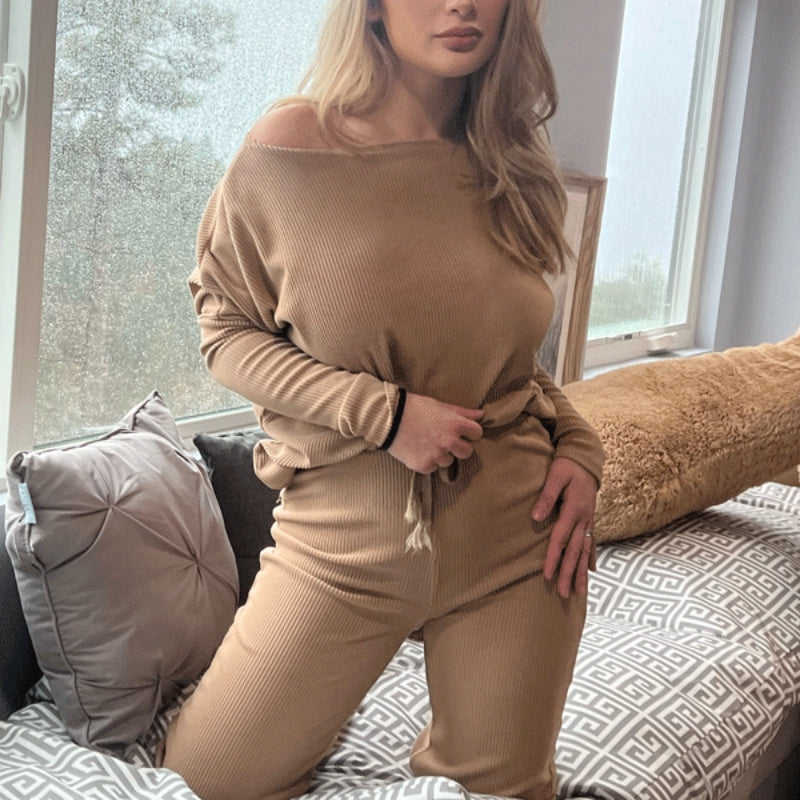 Akselina - Todelt sett med en topp uten skuldre og vide bukser