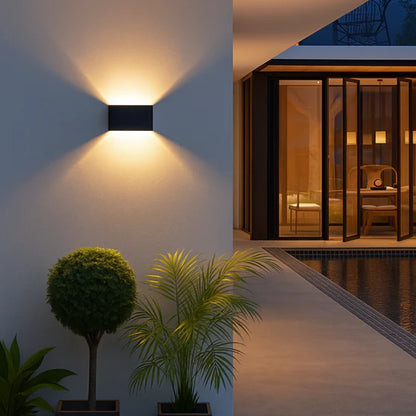 BrightEdge – Vanntett Utendørs LED Vegglampe