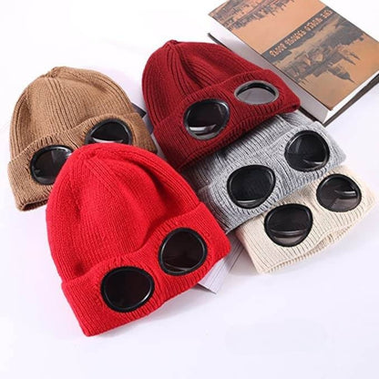 Evelien – Strikkelue med Avtagbare Briller og Ribbestrikket Mønster