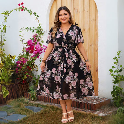 Anneliese - Plus size blomstrete midikjole med sommerfuglermer og belte