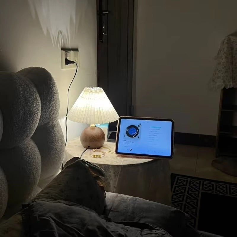LumiFold – LED Bordlampe med Bredt Skjermdesign for Innendørsbelysning