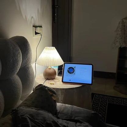 LumiFold – LED Bordlampe med Bredt Skjermdesign for Innendørsbelysning