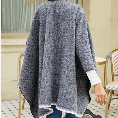 Jessica – Poncho med Skulderinnpakning og Dusker