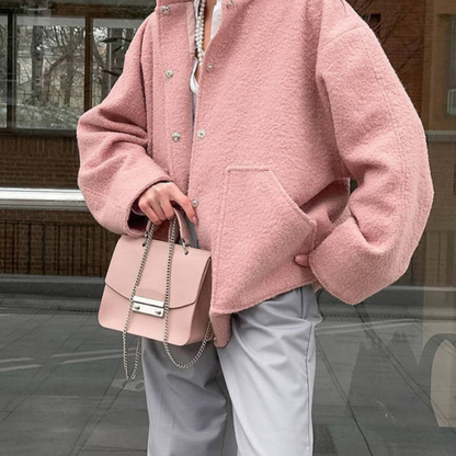 Laura – Kort Fleece Kåpe med Knapper på Lommelykkekrage og Lange Ermer