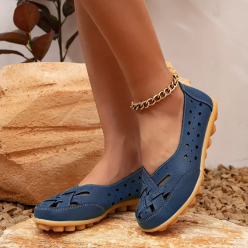 Marit – Flate sålesko med rund tå og utskåret design