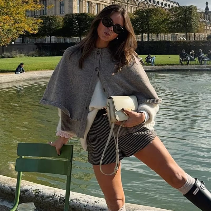 Nora – Kort Cardigan med Rund Hals og Knapper