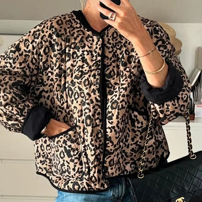 Elara – Langermet Kåpe med Framlommer og Knappedetaljer